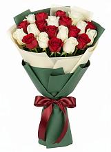 Букет Микс из красных и белых роз в Горнореченском