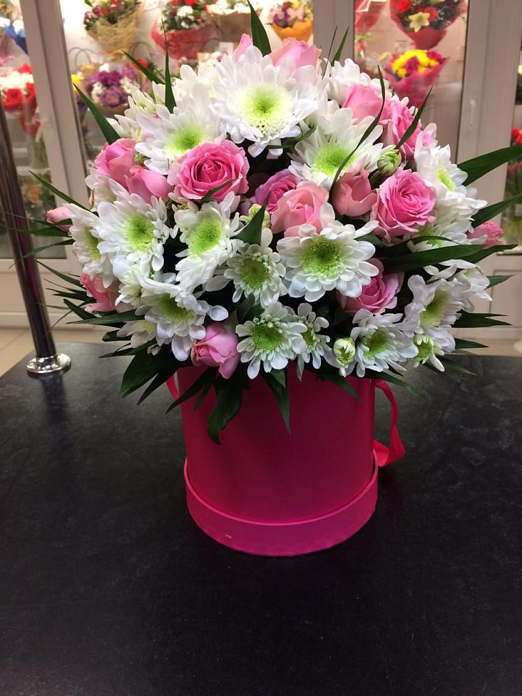 Цветочная композиция из Розы и Хризантемы в шляпной коробке в Горнореченском